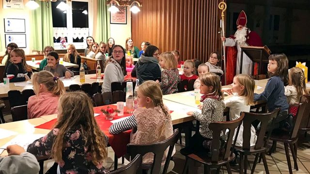 Lustig, lustig, trallala: Der Nikolaus besuchte die Tanzabteilung