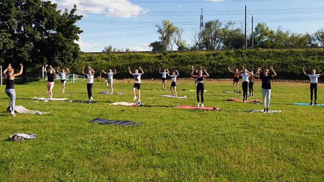 Tanzmädels verlegen Training nach draußen