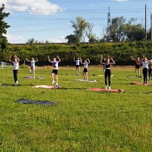 Tanzmädels verlegen Training nach draußen