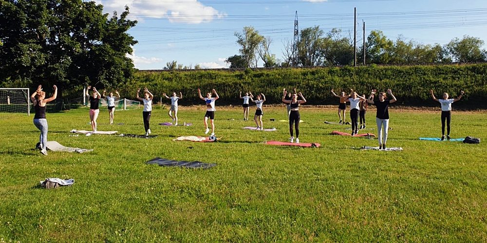 Tanzmädels verlegen Training nach draußen