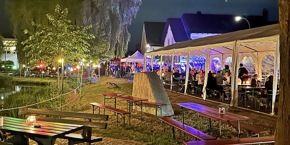 Tänzerinnen treten am Weiherfest auf