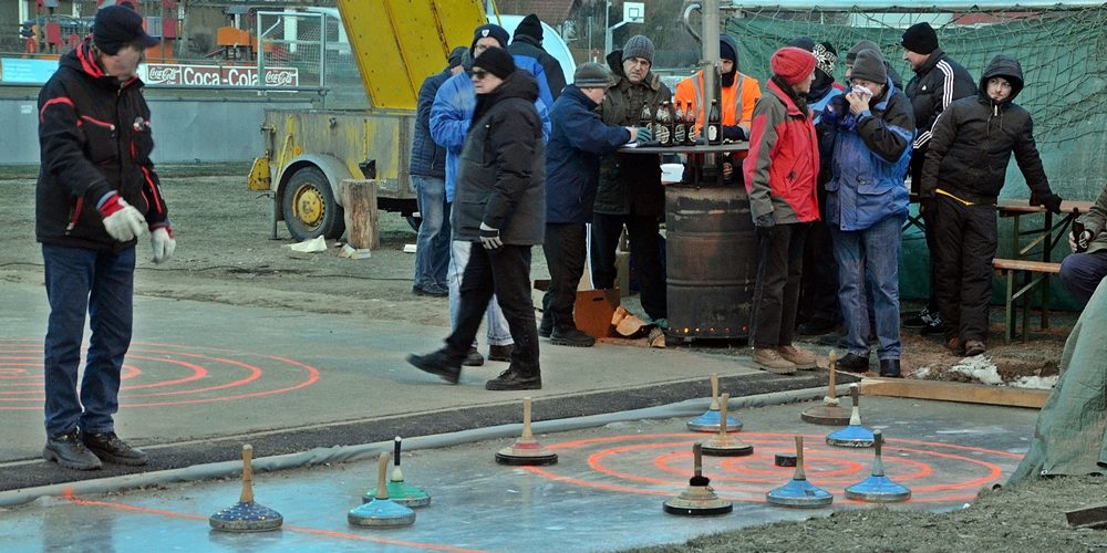 Eisstockschützen schießen erstmals auf neuer Bahn