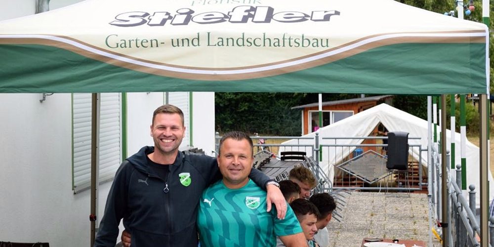 Firma Stiefler spendiert Junioren ein Pavillon