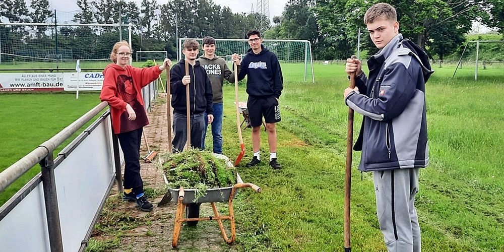 13 Azubis halfen beim Arbeitsdienst