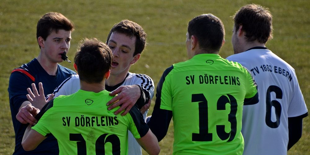 Referee zückt dreimal Rot in hitzigem Bezirksligaspiel