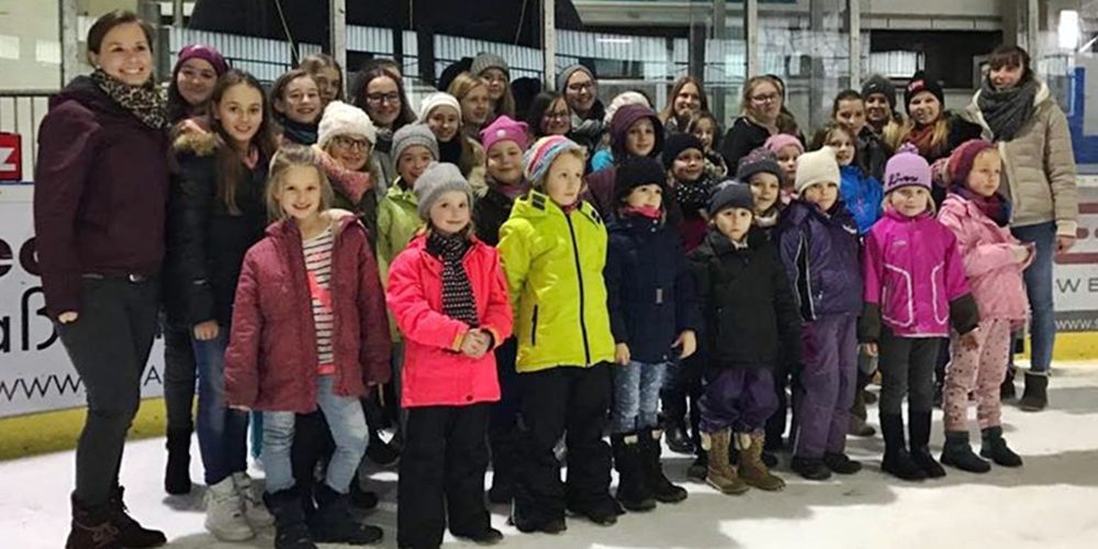 Gemeinsamer Tagesausflug: SVD-Tänzerinnen geben auch auf dem Eis eine gute Figur ab