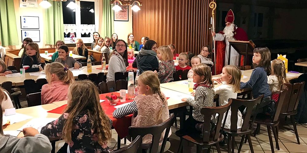 Lustig, lustig, trallala:  Der Nikolaus besuchte die Tanzabteilung